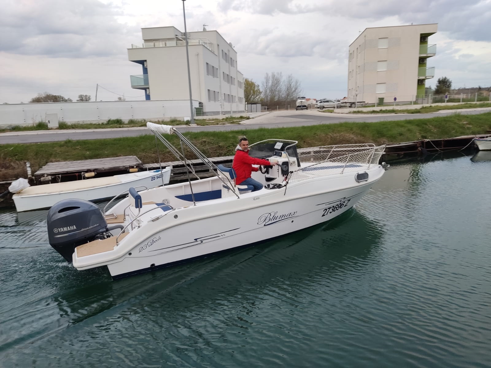 Blumax 23 Deck in the channel Blumax 23 Deck aside